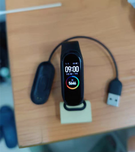 包邮出售小米手环4nfc版+充电器，屏幕显...