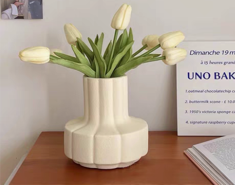 转卖新疆包邮花瓶奶油色花瓣瓶ins风陶瓷仿...