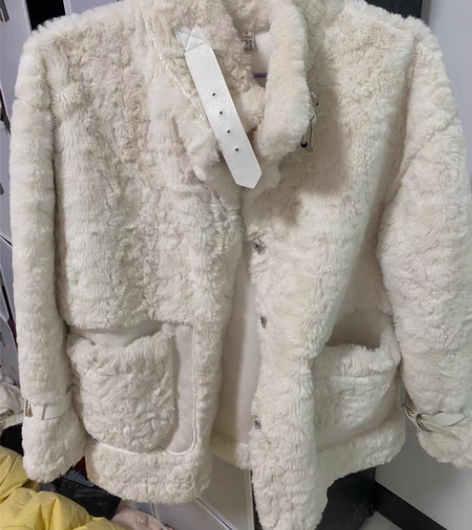 羊羔毛外套 冬天穿特别暖和  摸起来很柔软...