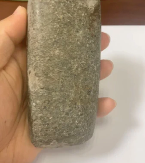 下地捡的一个老石头，可能是一件远古时期的武...