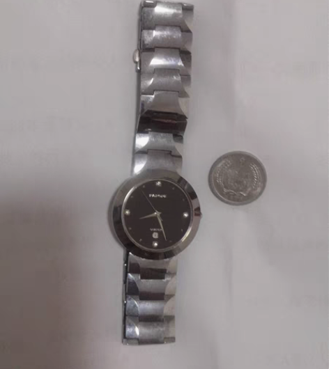 包邮雷诺钨钢石英表一块,走时正常,按图发货...