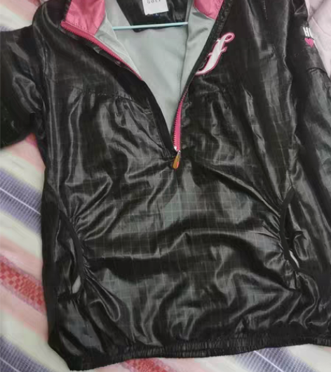 袖子可脱卸 衣服面料很舒服很软，跟皮肤一样...