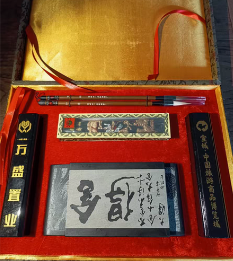 朋友送的文房用具组合，内含毛笔两支，镇纸一...