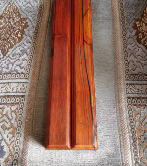一对红酸枝微凹黄檀的镇尺，一对重量900克...