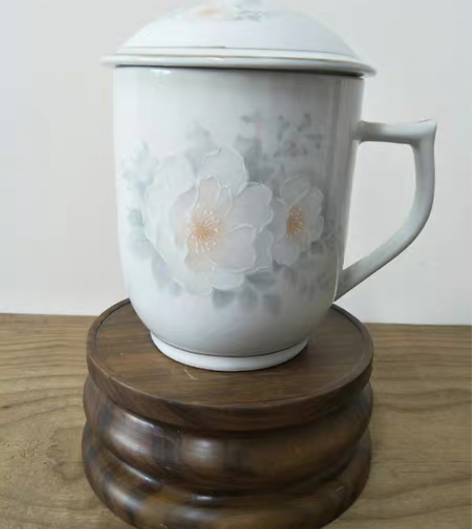 景德镇玉锋瓷厂制白牡丹杯 大杯，直径13c...