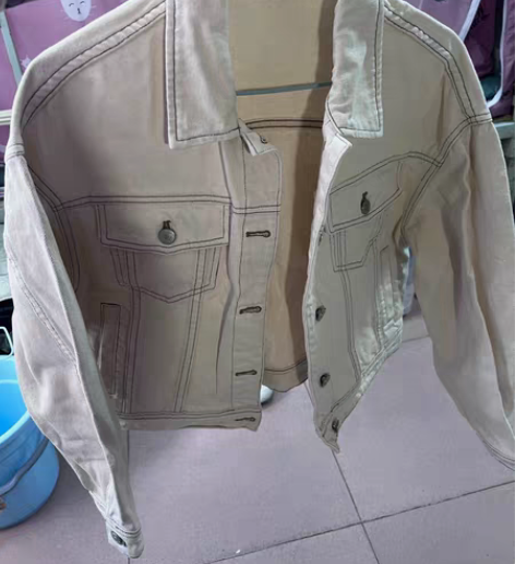 米白色短款牛仔衣 zll的。 感兴趣的话点...