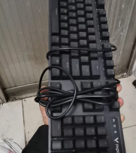 雷柏v500,闲置,挺久没用了,有一两个按...