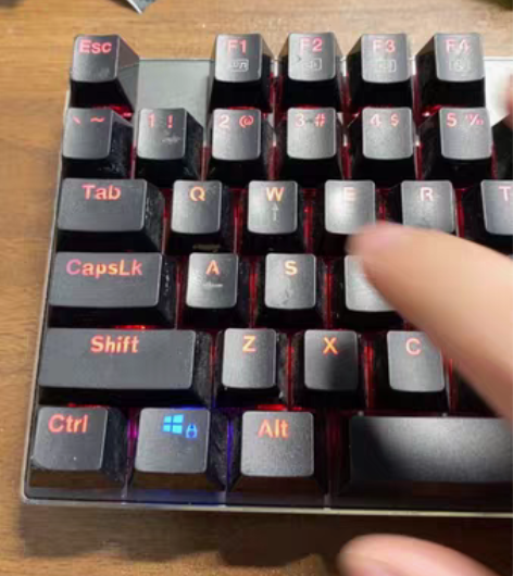 包邮雷神机械键盘 雷神黑金刚K70R红轴。...