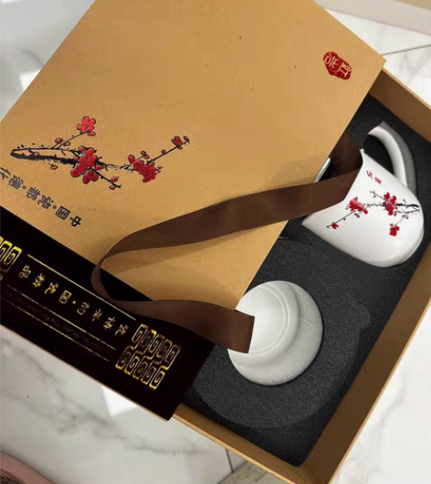 包邮红岩景点纪念品瓷杯礼盒，含杯、盖及碟，...