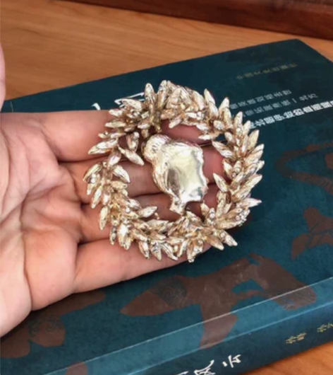 家里的老古董 橄榄叶胸针闪石大胸针 背景:...