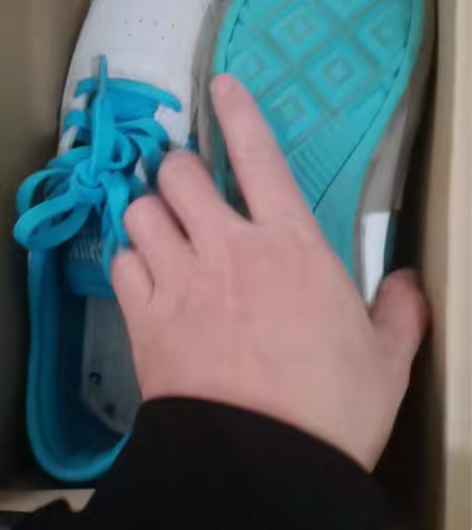 361度没穿过，全新正版板鞋 感兴趣的话点...