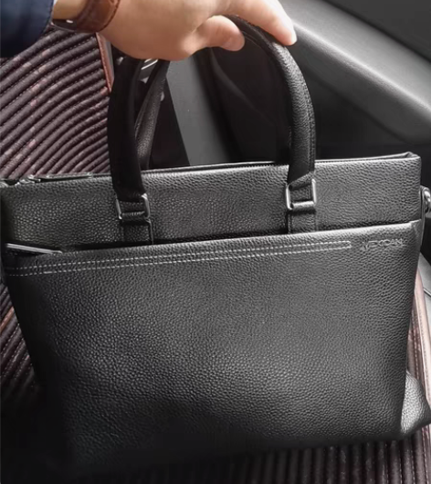 过生日朋友送的，稻草人商务手提包，用不上了...