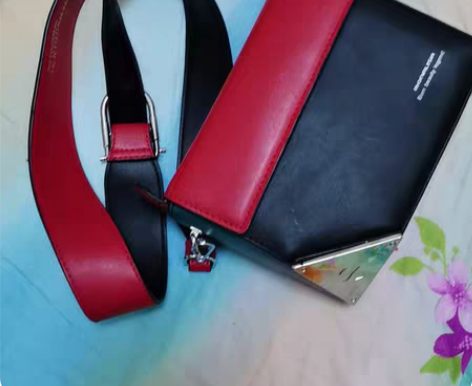 蒙拉丽莎包包，9成新，要的话我可以拿到专卖...