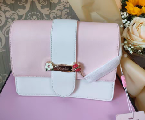 包邮欧时纳全新女包，微瑕品。油边有磨损，特...