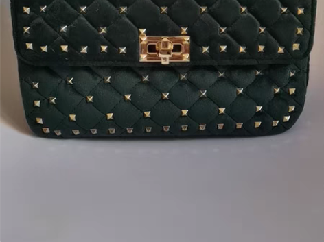 包邮绿丝绒单肩铆钉包，2023年很流行的复...