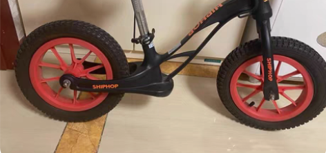 儿童平衡车，9成新，配护具头盔 感兴趣的话...