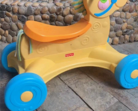 包邮费雪平衡车，四轮小车，带音乐，适合一岁...