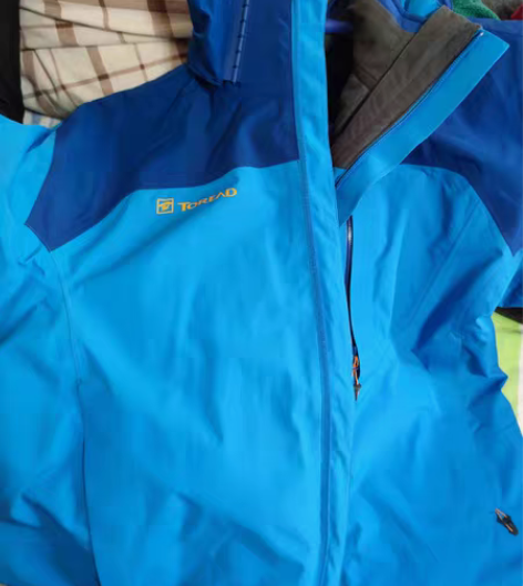 包邮探路者冲锋衣服，原价1200买的。保证...