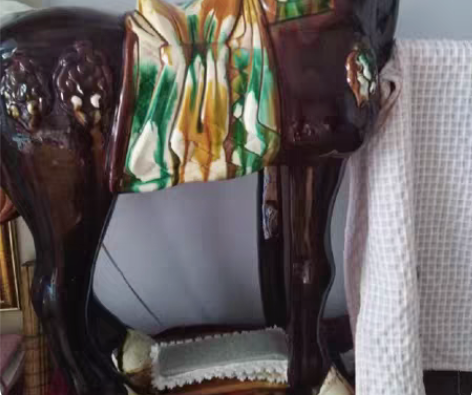 招财大马九十年代别人送的。搬家装修风格不搭...