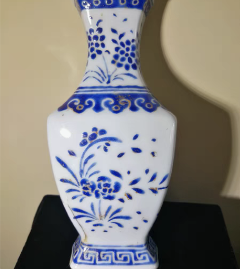 包邮清乾隆款料彩壁挂瓷瓶，内挂松石绿釉。有...