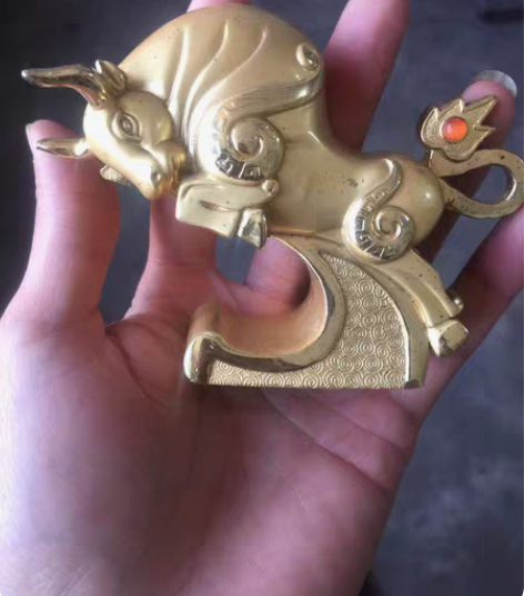 生肖摆件金属材料，压手，造型别致。颜色非常...
