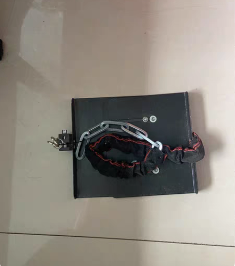 电动车锁电瓶的护板，买下一次没用，便宜出售...