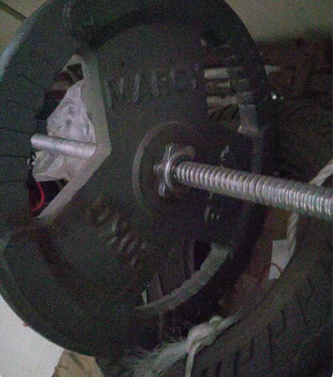 两个烤漆杠铃片2个20kg，一起180拿走...