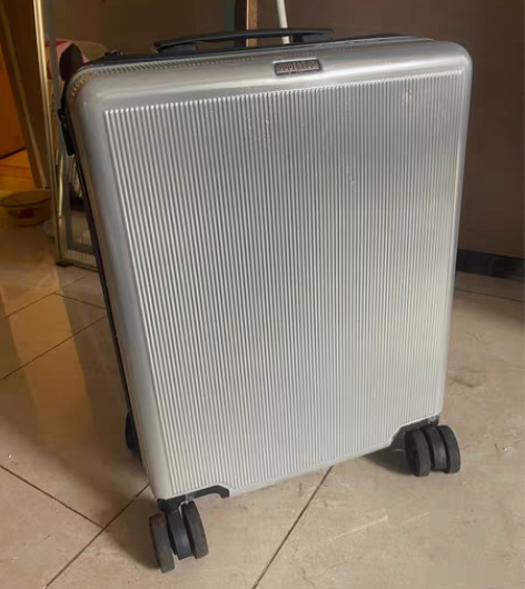 转卖出口意大利高端拉杆登机箱，轮子是万向的...