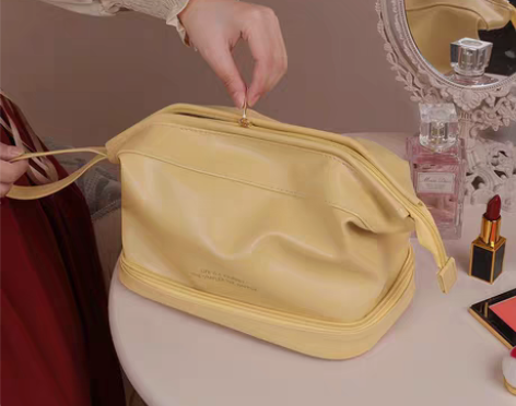 转卖大容量化妆包超火ins风女高级感化妆品...