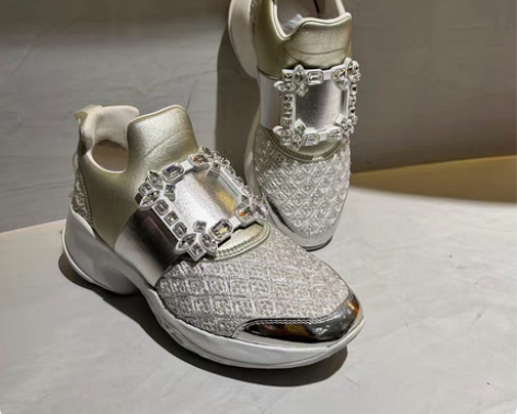 RV 钻扣银色亮面休闲运动鞋 最最经典的大...