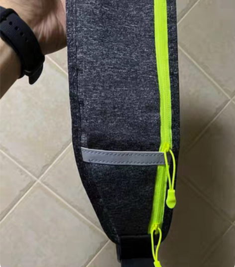 包邮跑步腰包 有反光条 整体成色很新 有兴...