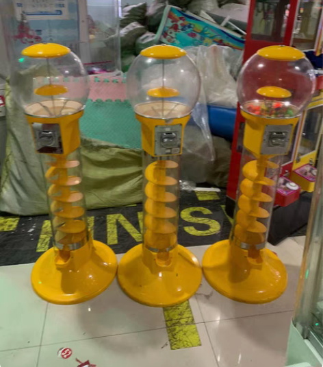 扭蛋机3台处理一台500元打包1200元不...