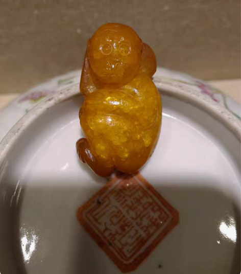 老密蜡小猴，重约8.75克，雕工生动传神，...