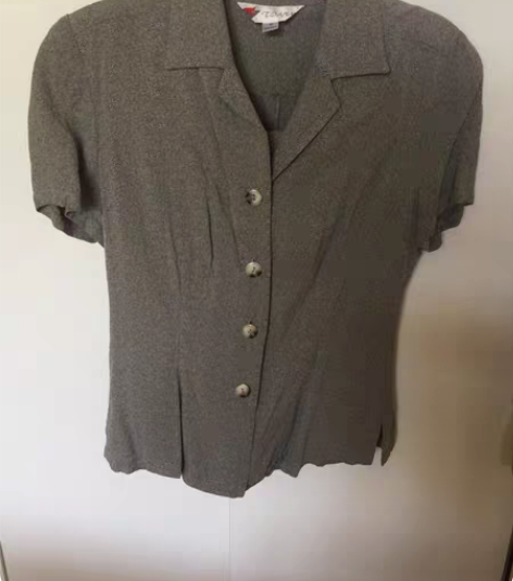 转卖天马服饰女套裙灰色 M码，胸围88公分...