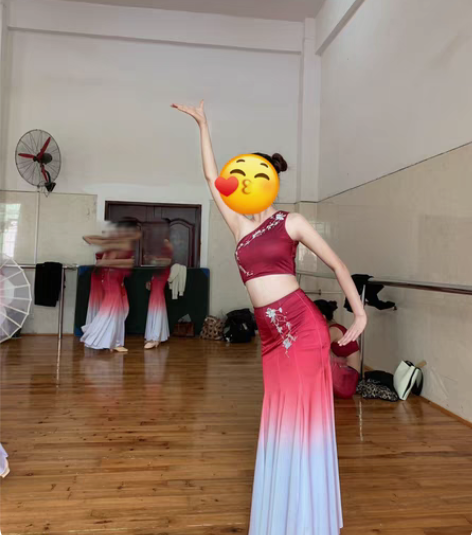 衣服傣族连衣裙，大学民族课用的，当时定制的...