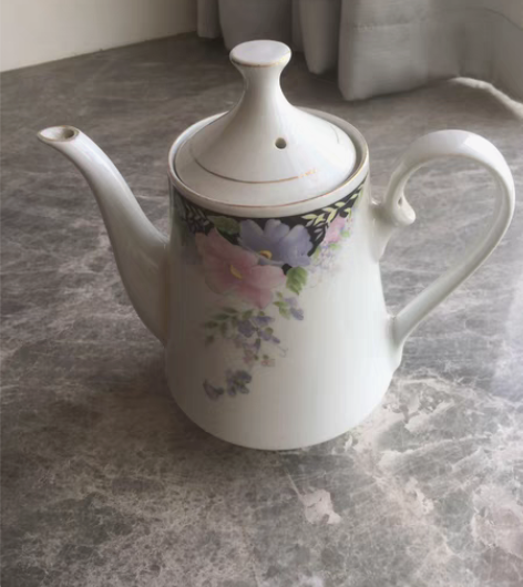 瓷茶壶 西洋花卉如意茶壶 器型高秀，如意偏...