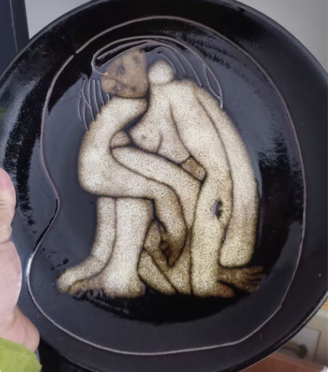 美陶盘子两块带陶瓷架子 感兴趣的话点“我想...