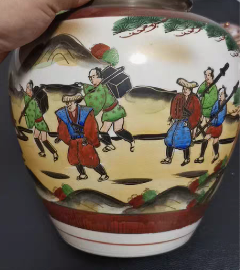 日本回流昭和时期老九谷人物花瓶,瓶口有微的...