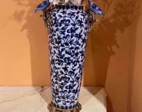 包邮特价放漏出优雅的双鹦鹉青花花瓶/摆件中...