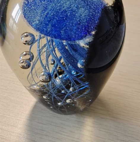 包邮精致水母滴胶摆件，白天吸收阳光，晚上会...