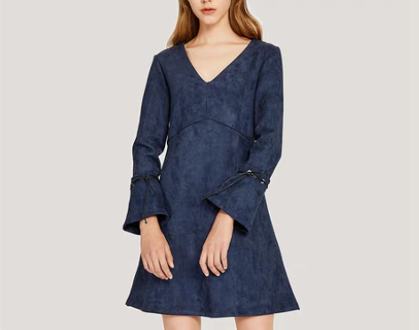 转卖UR冬季新款青春女装V领荷叶袖收腰修身...