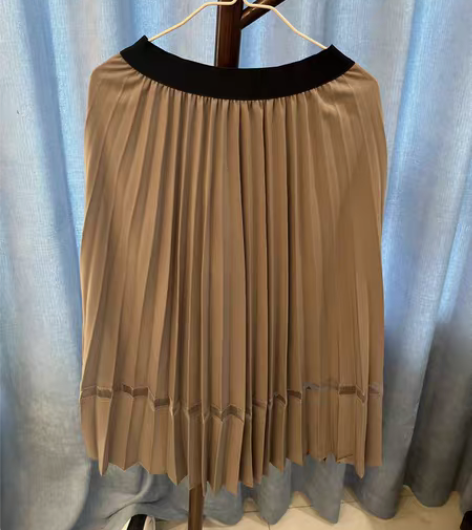 包邮半身百褶裙，均码，8成新，50元。 感...