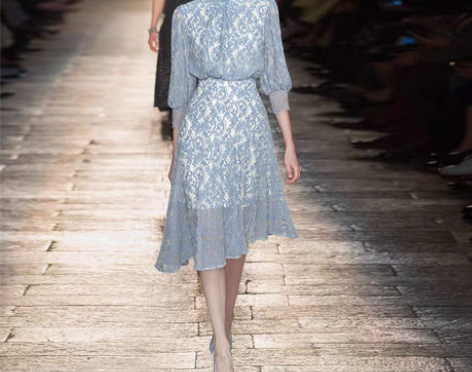 转卖圆领灯笼五分袖刺绣花收腰不规则A字裙公...