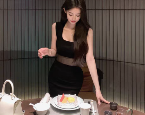 转卖【双12价】妖娆生日战袍高级感海边度假...