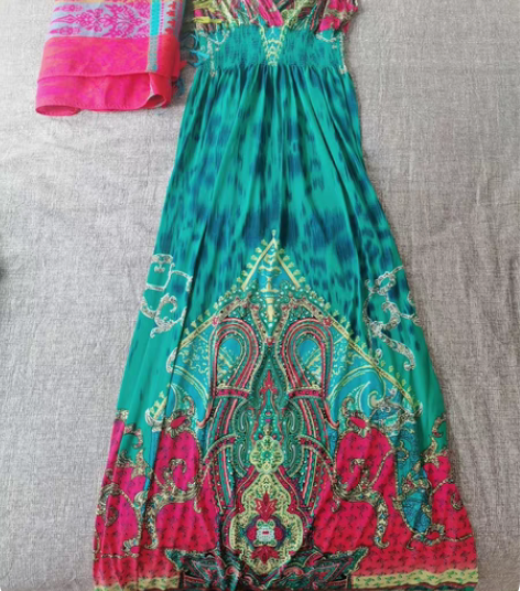 外出旅游买的，挺有民族风的裙子，穿过几次，...