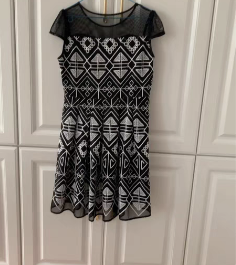 包邮全新吊牌在，奥特莱斯买的，重工刺绣黑白...