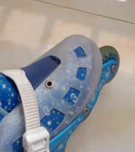 儿子学校组织的轮滑学校里面的人免费教轮滑前...