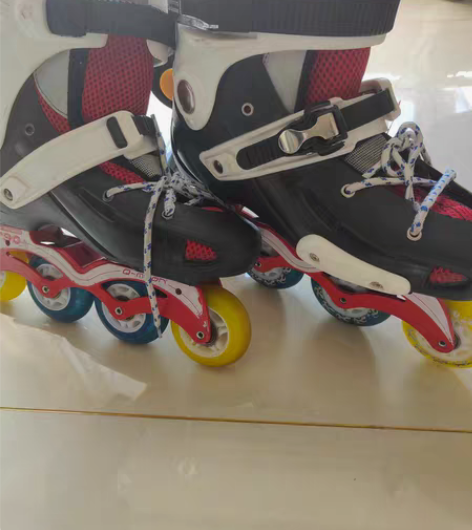 包邮轮滑鞋，39码，八成新 感兴趣的话点“...