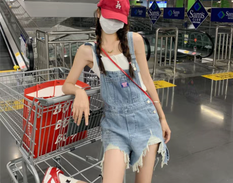 转卖曾小咸女装破洞背带牛仔裤女夏季薄款高腰...