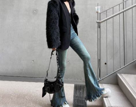 转卖毛边微喇叭牛仔裤女2022秋冬新款设计...